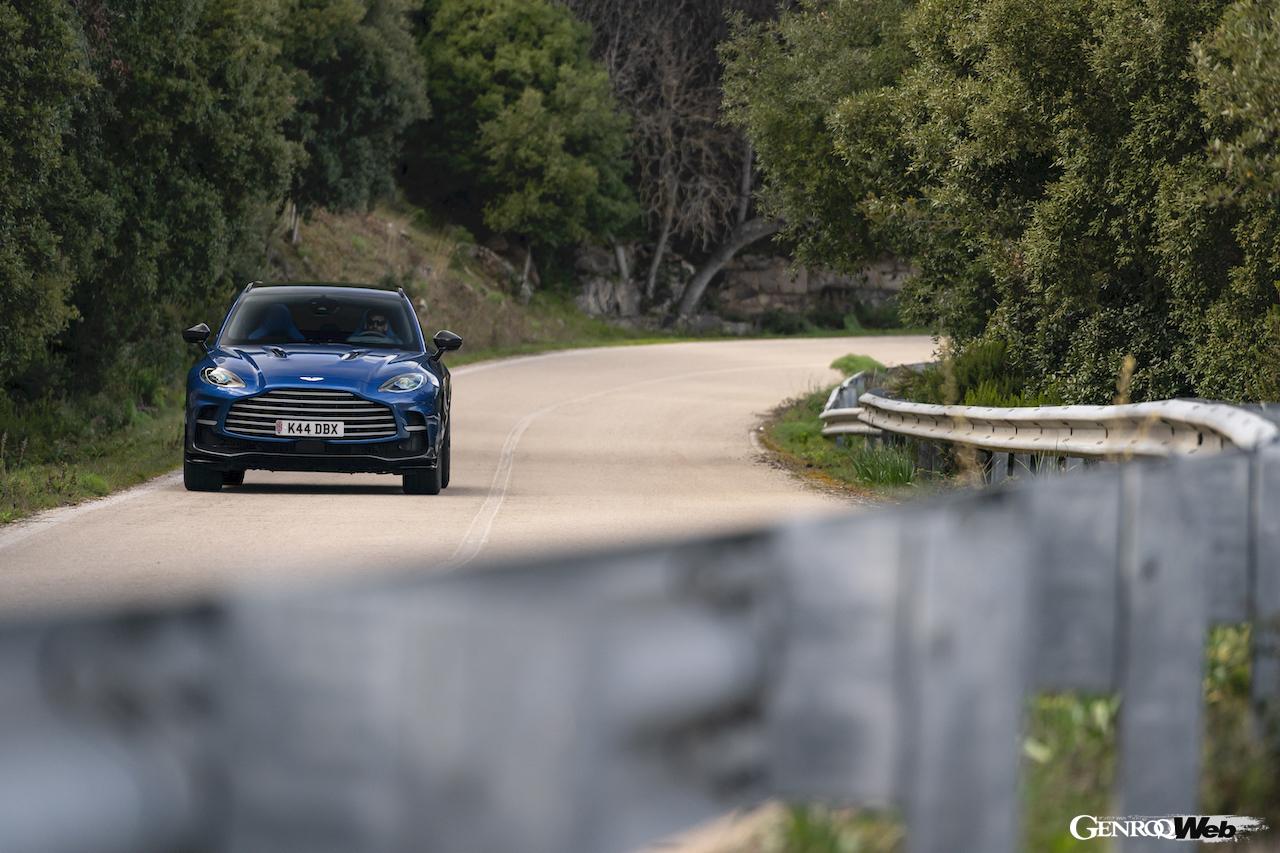 アストンマーティン DBX707。正面ビュー