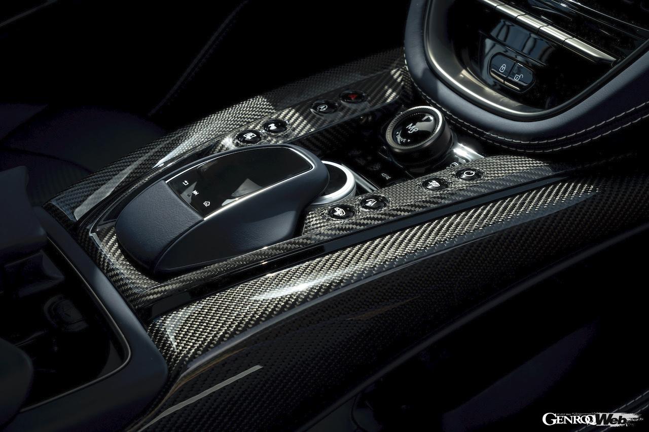 アストンマーティン DBX707。センターコンソール