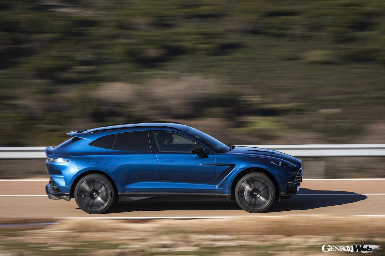 アストンマーティン DBX707。サイドビュー