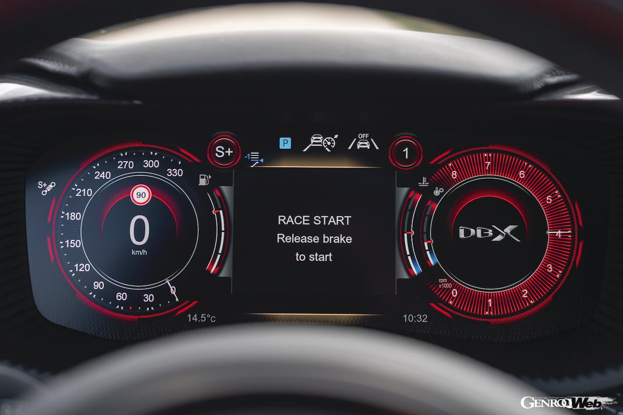 アストンマーティン DBX707。メーターディスプレイ