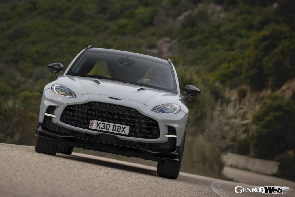 アストンマーティン DBX707。正面ビュー