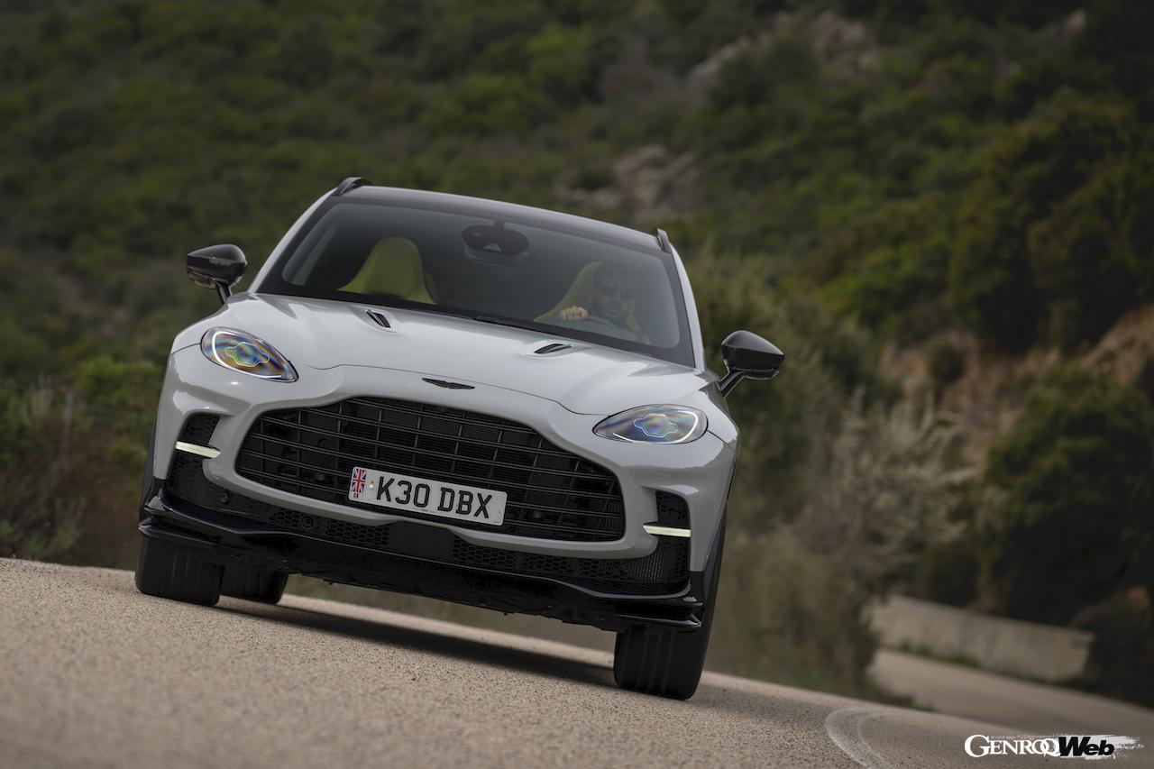 アストンマーティン DBX707。正面ビュー