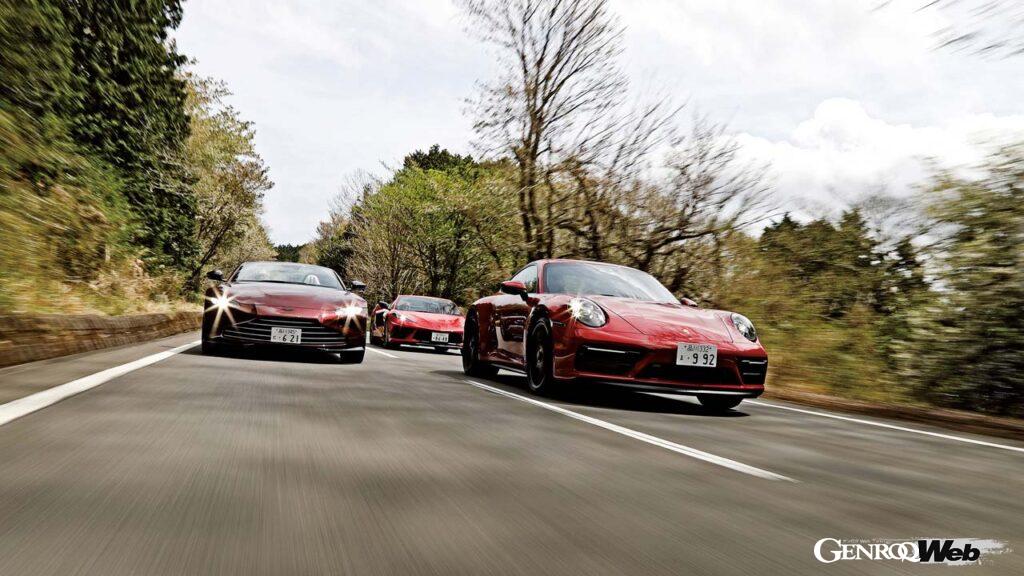 アストンマーティン ヴァンテージ V8、シボレー コルベット、ポルシェ 911 GTSの走行シーン