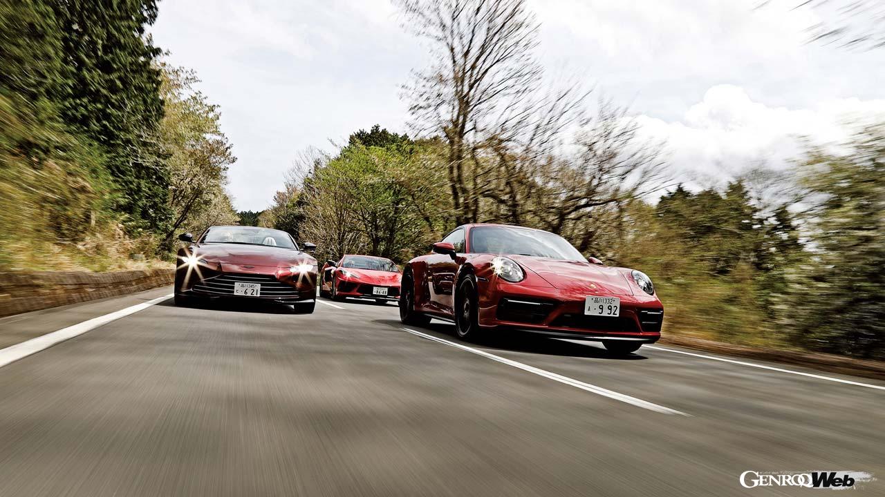 アストンマーティン ヴァンテージ V8、シボレー コルベット、ポルシェ 911 GTSの走行シーン