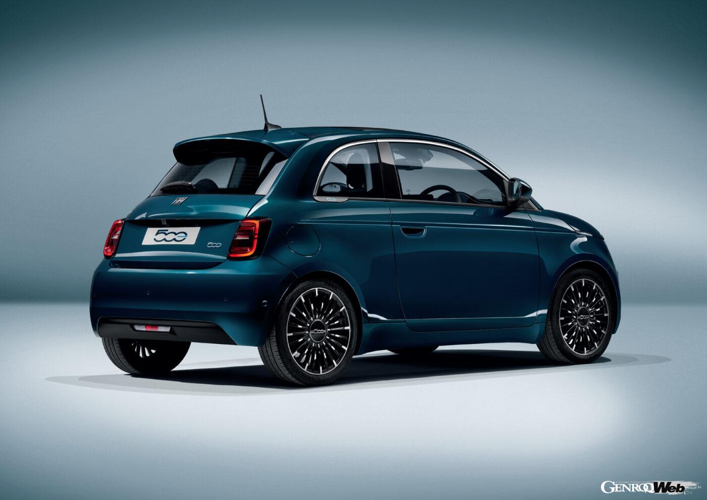 新型フィアット 500eの3ドアハッチバック。リヤビュー