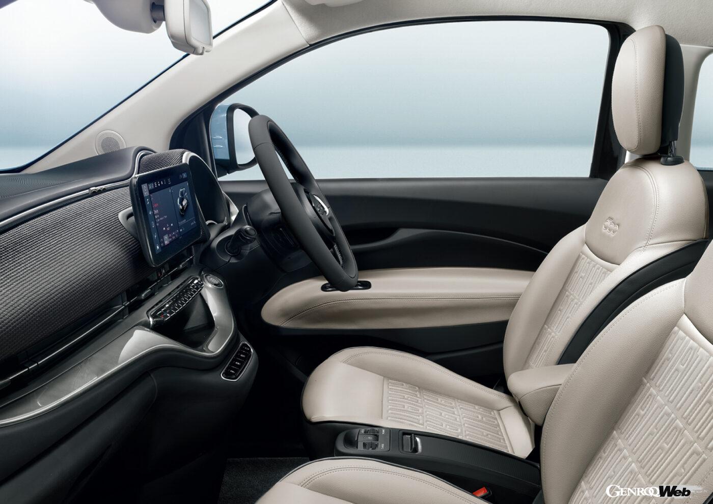 新型フィアット 500eのコクピット