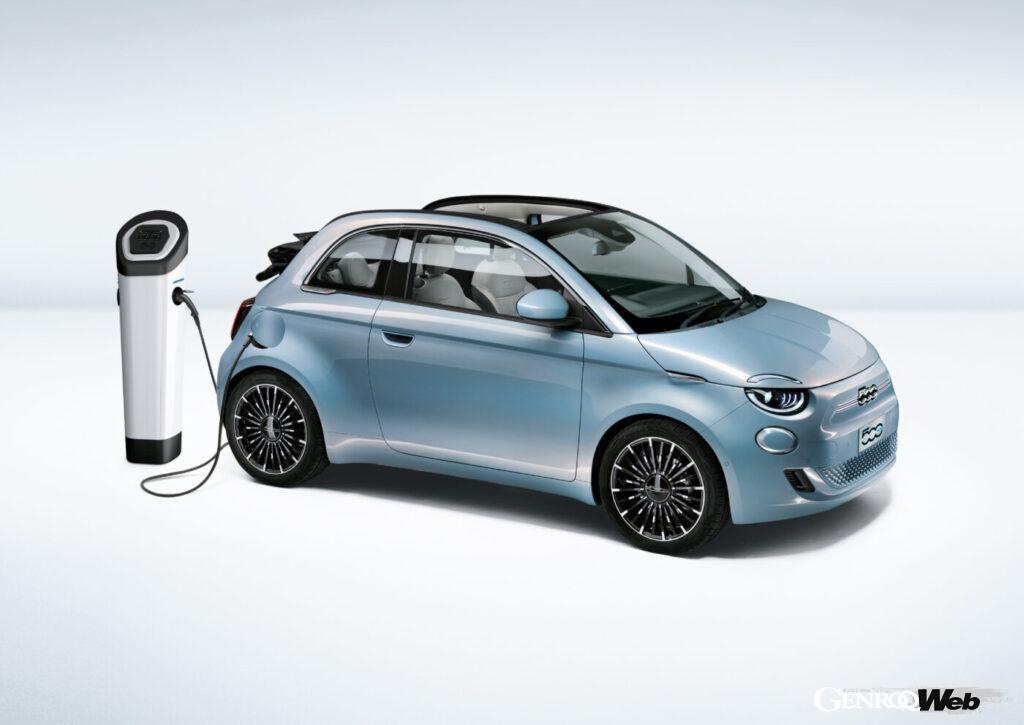 新型フィアット 500eのカブリオレ。フロントビュー