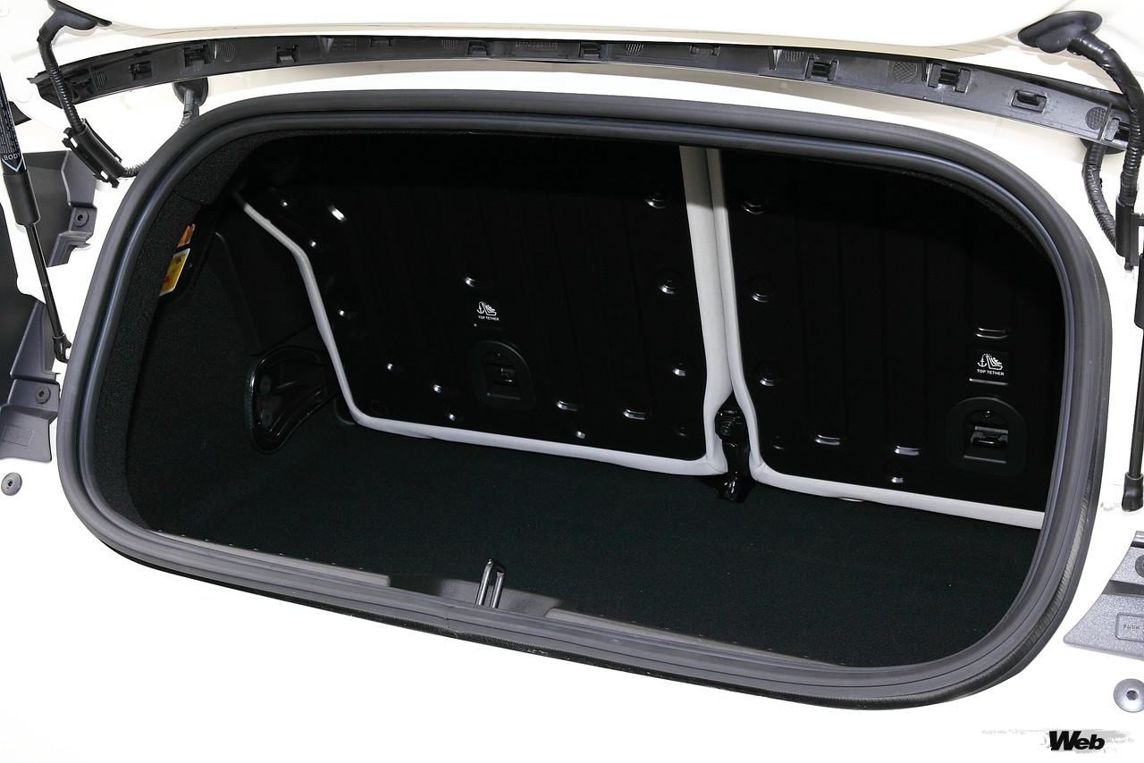 フィアット 500e Iconのラゲッジルーム