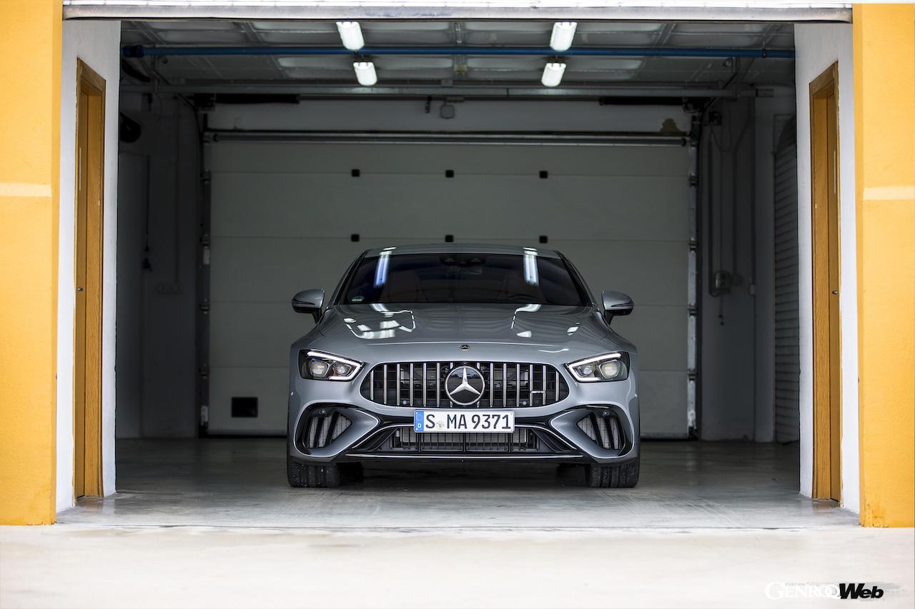 メルセデスAMG GT 63 S E PERFORMANCEの正面ビュー