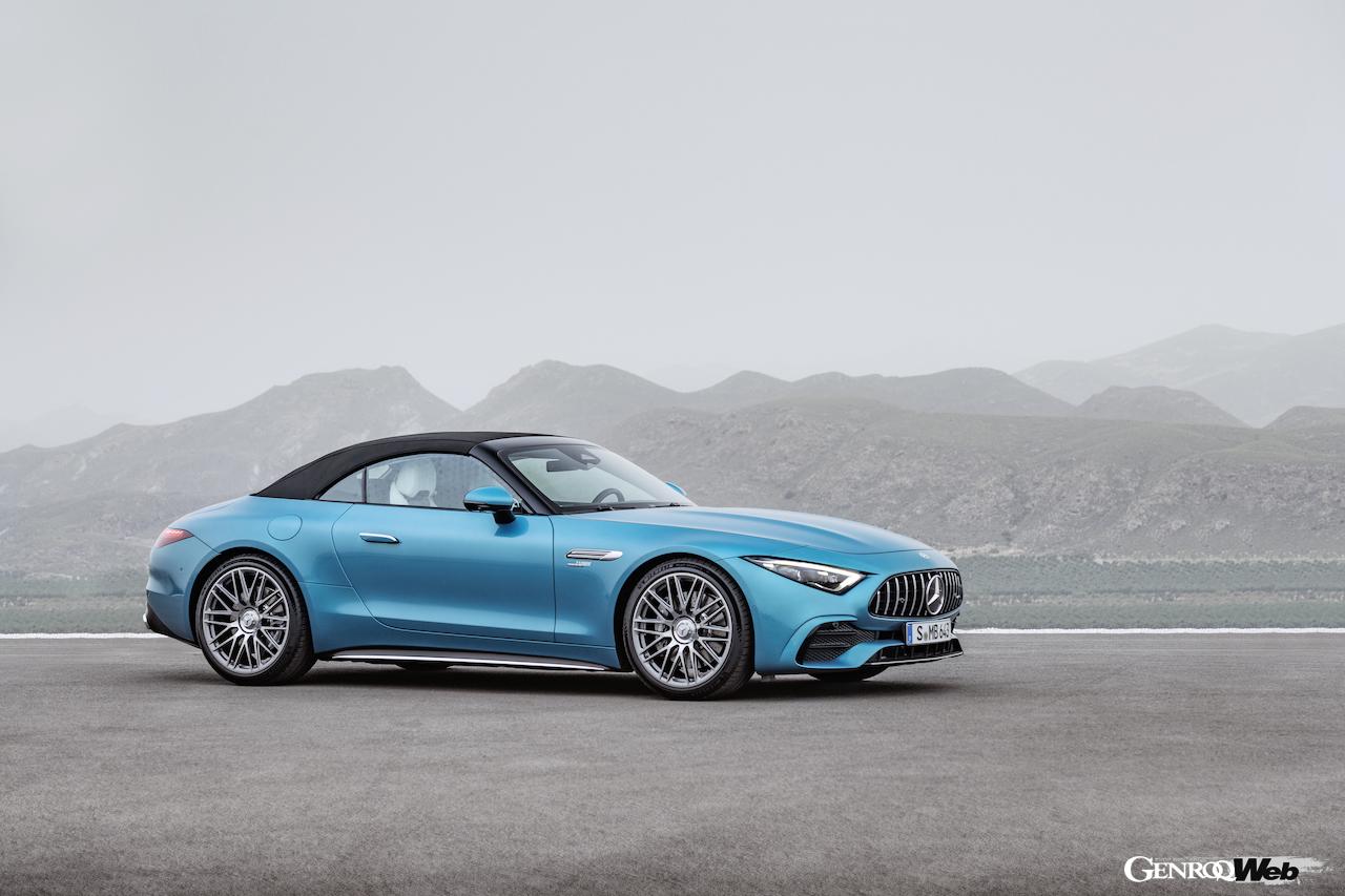 メルセデスAMG SL 43のフロントビュー。ルーフ閉