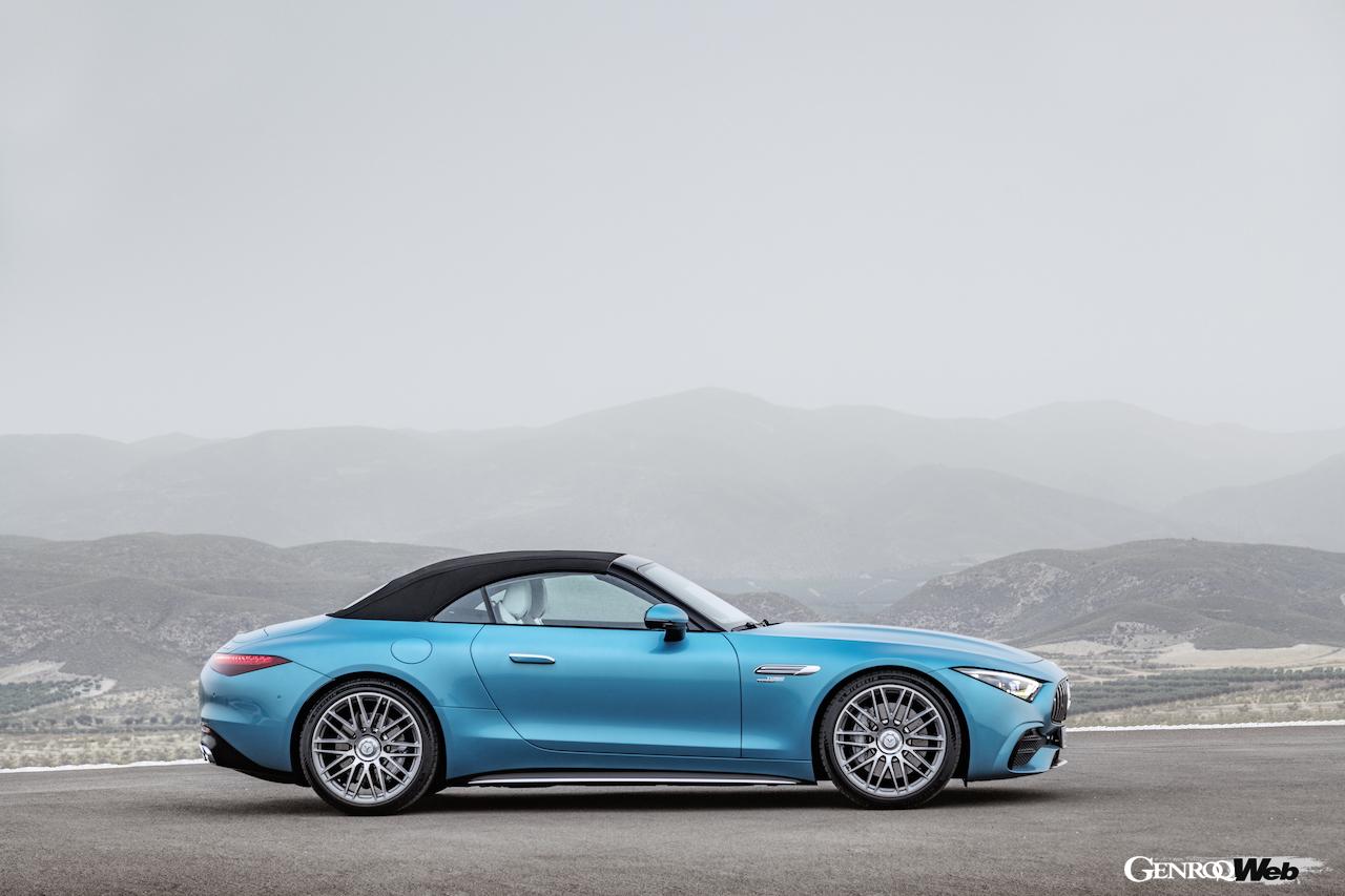 メルセデスAMG SL 43のサイドビュー。ルーフ閉