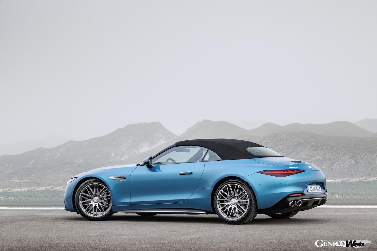 メルセデスAMG SL 43のリヤビュー。ルーフ閉