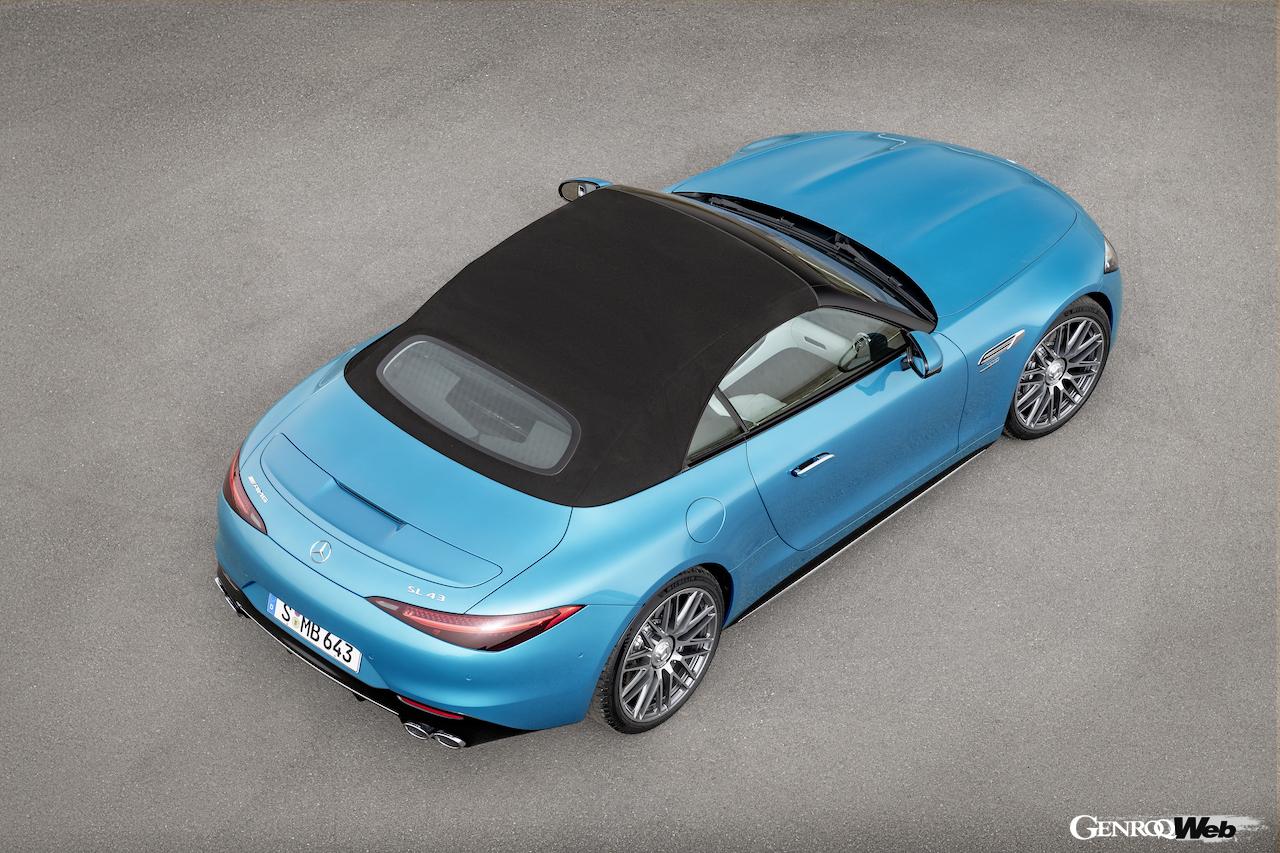 メルセデスAMG SL 43のトップリヤビュー。ルーフ閉