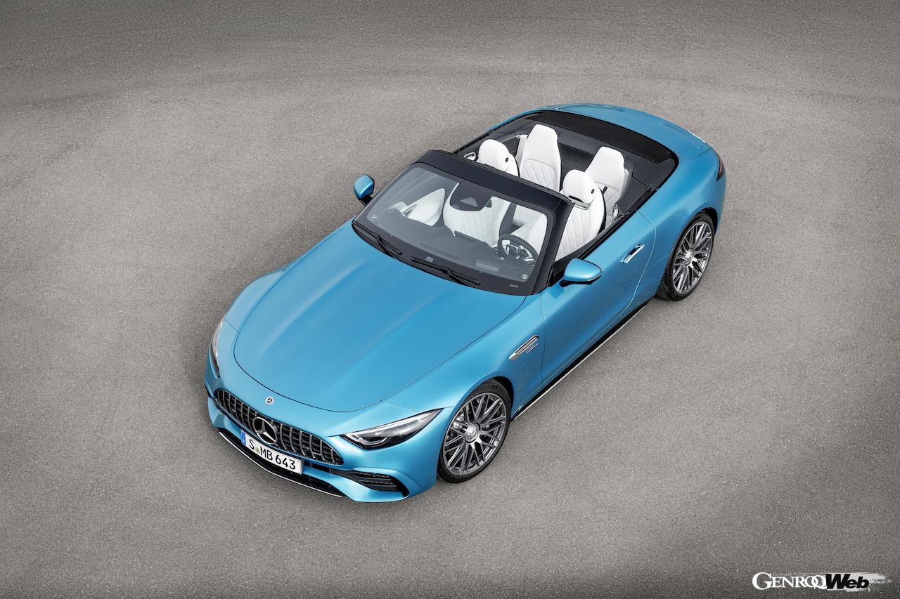 メルセデスAMG SL 43のトップビュー。ルーフ開