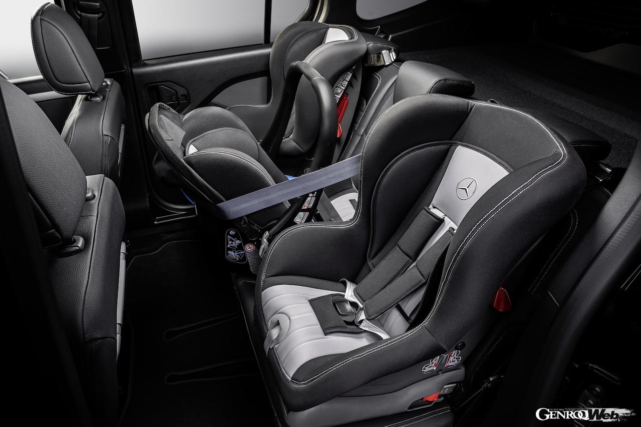 メルセデス・ベンツ Tクラスのリヤシート。チャイルドシート装着