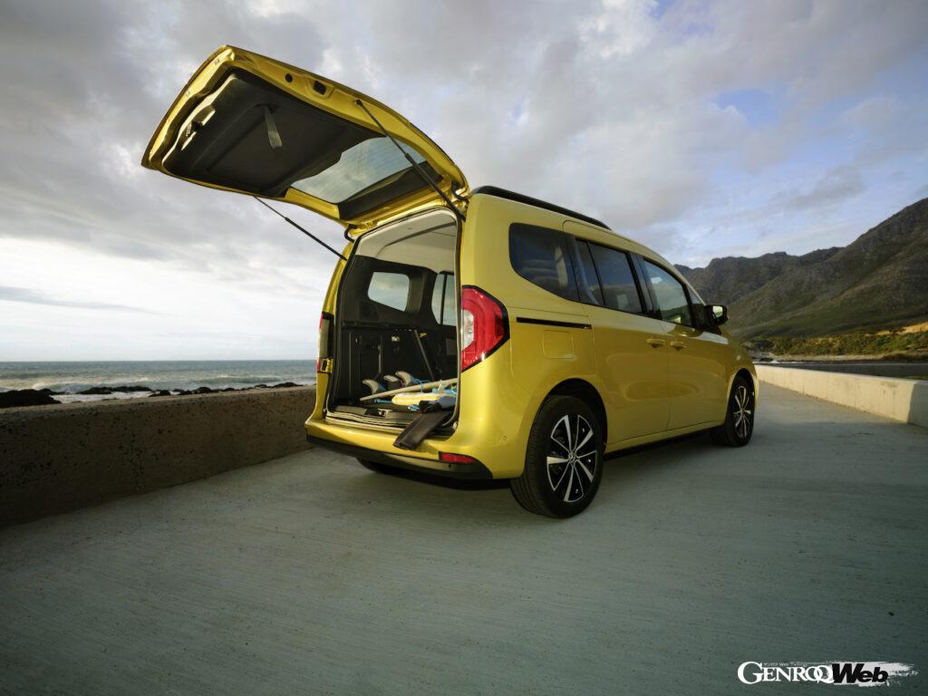 メルセデス・ベンツ Tクラスのリヤビュー。テールゲート開