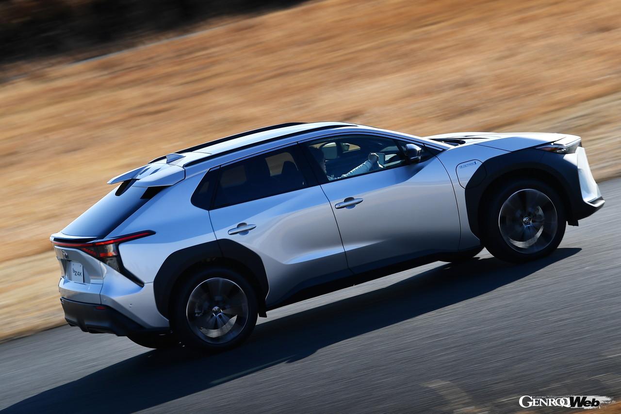 トヨタ bZ4Xの走行シーン