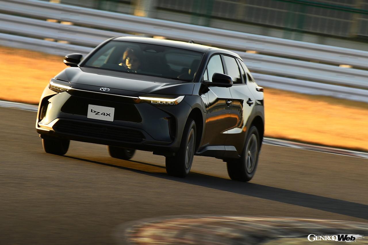 トヨタ bZ4Xの走行シーン