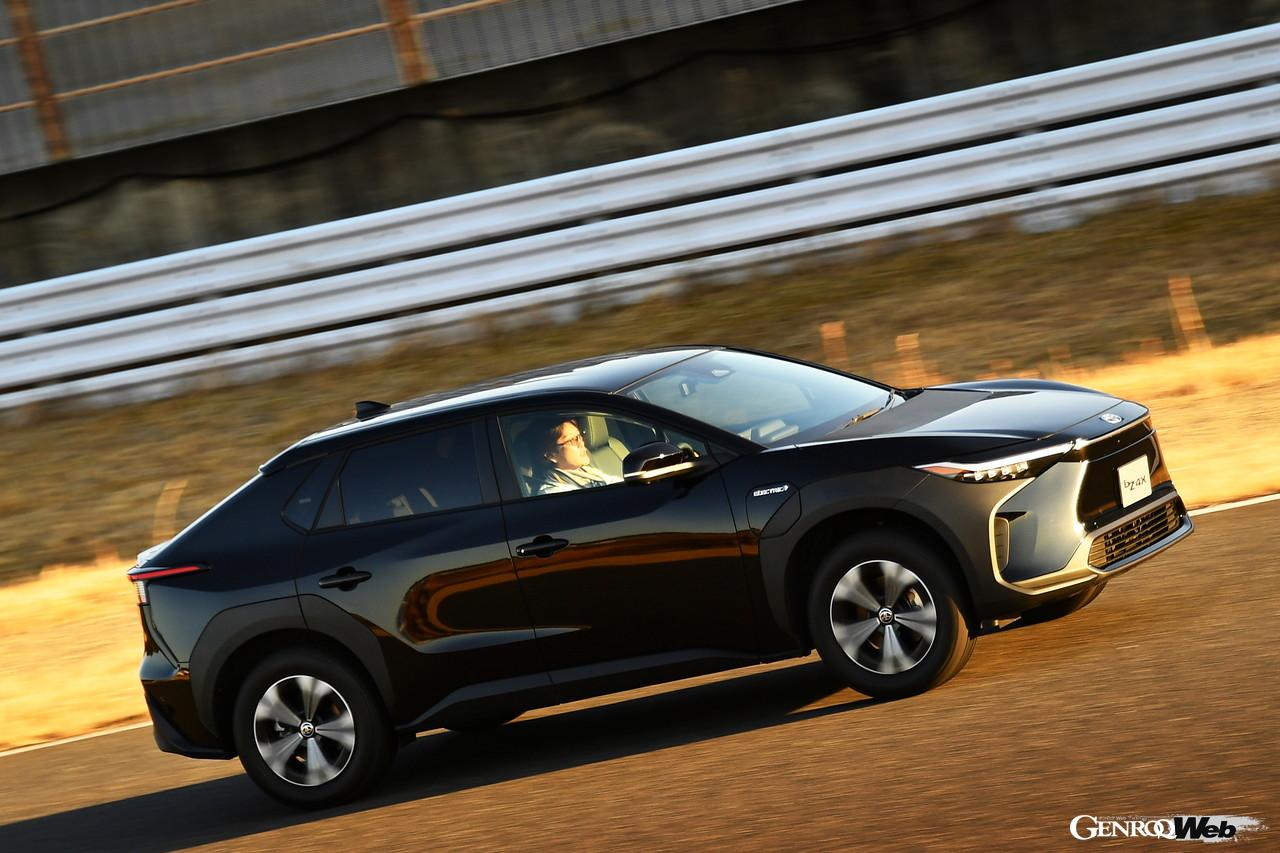 トヨタ bZ4Xの走行シーン