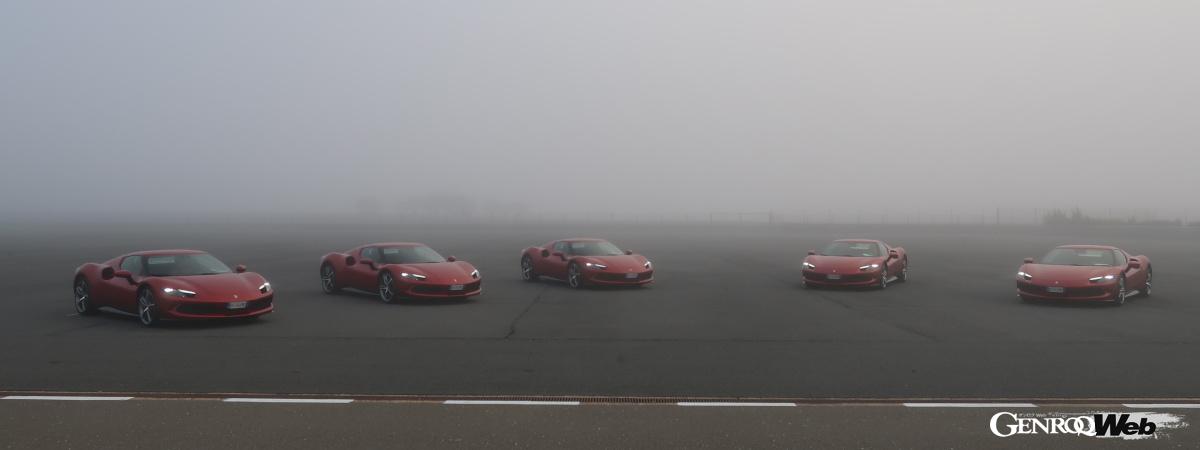 霧の中に佇むフェラーリ296GTB