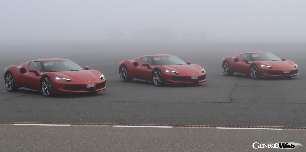 霧の中に佇むフェラーリ296GTB