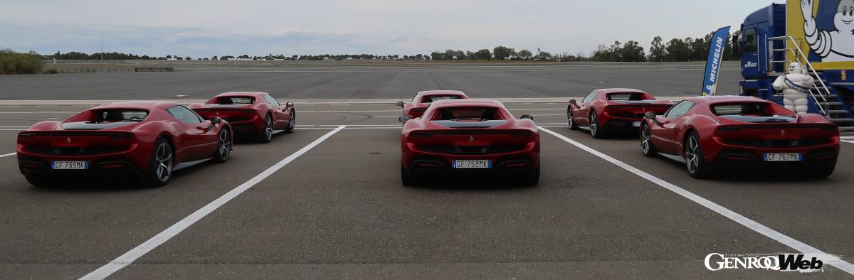 霧の中に佇むフェラーリ296GTB