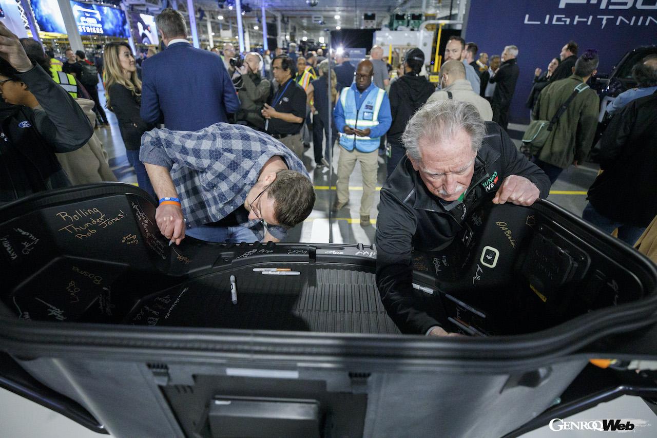 ミシガン州ディアボーンのルージュ工場で製造される、フォード F-150 ライトニング。