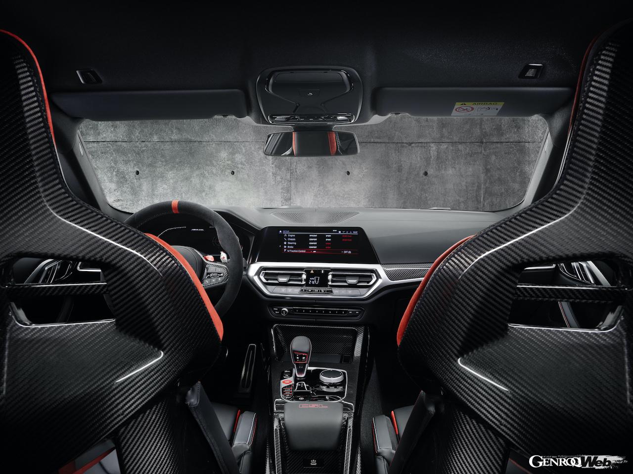 BMW M社50周年記念モデルとしてデビューした「M4 CSL」のコクピット。