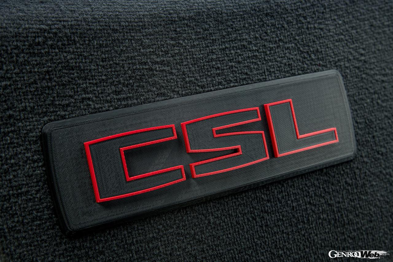 BMW M社50周年記念モデルとしてデビューした「M4 CSL」の専用バッジ。