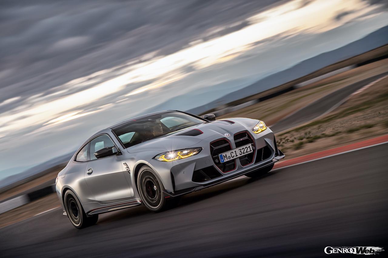 BMW M社50周年記念モデルとしてデビューした「M4 CSL」の走行シーン。