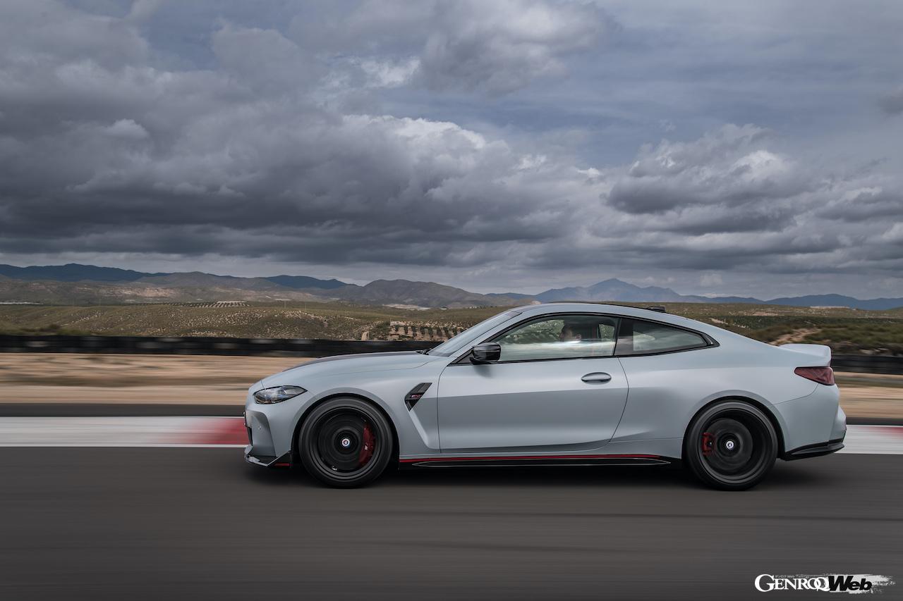 BMW M社50周年記念モデルとしてデビューした「M4 CSL」の走行シーン。