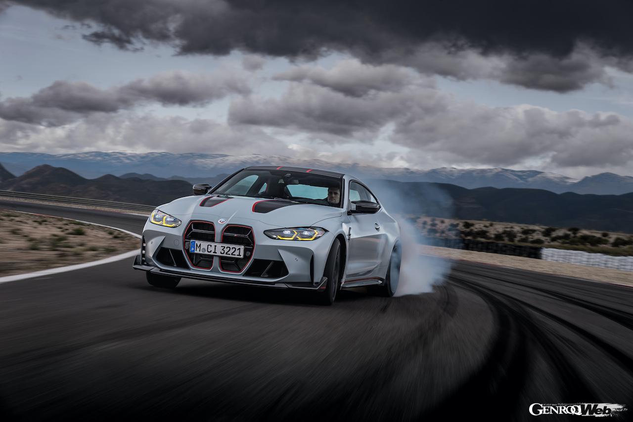 BMW M社50周年記念モデルとしてデビューした「M4 CSL」の走行シーン。