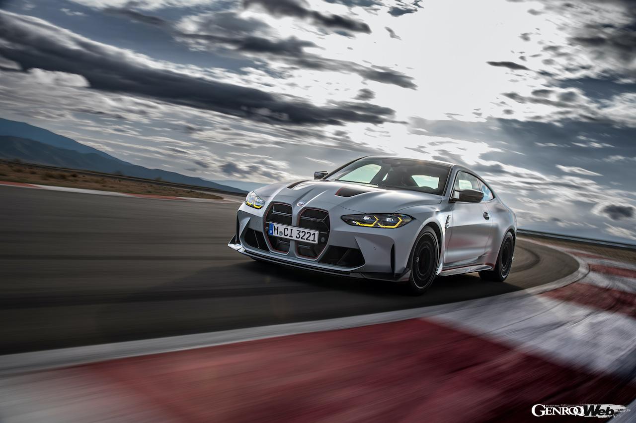 BMW M社50周年記念モデルとしてデビューした「M4 CSL」の走行シーン。