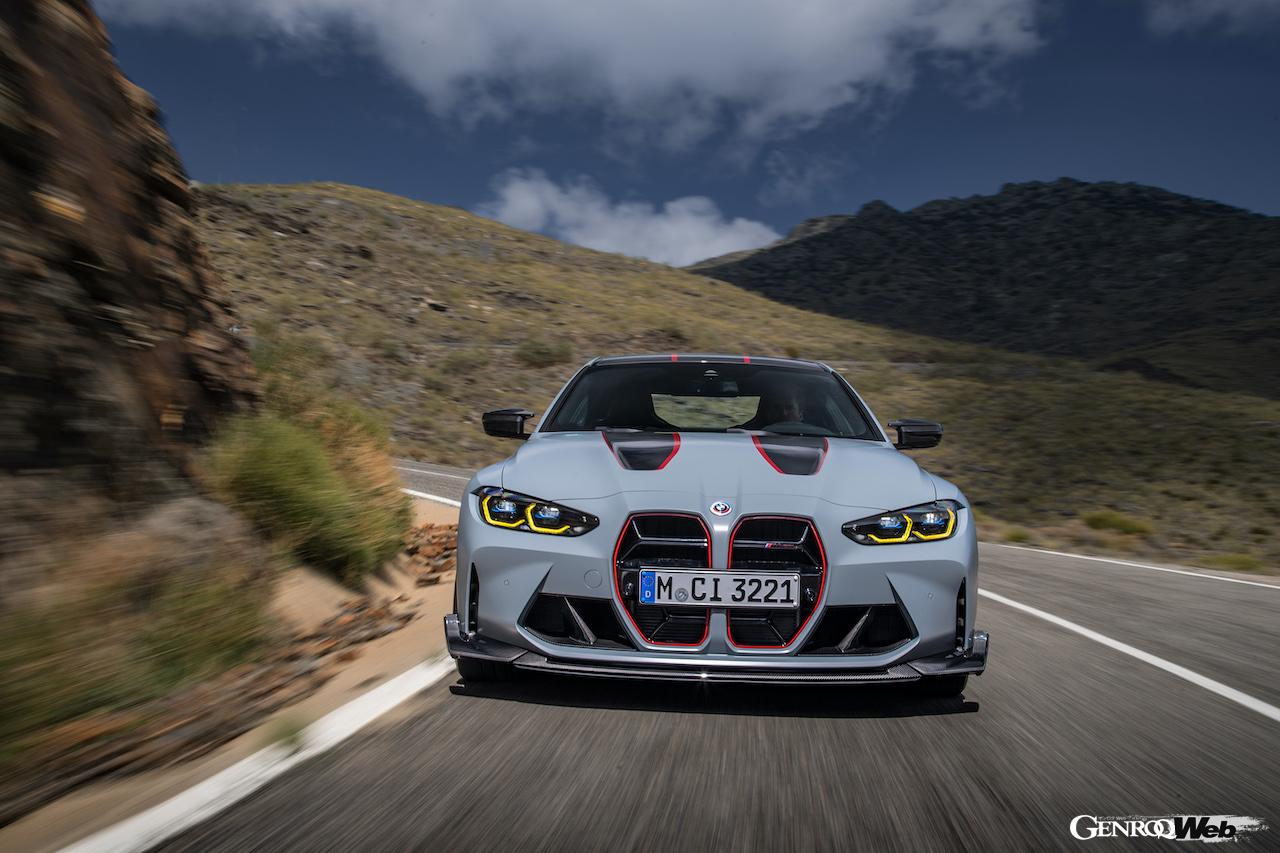 BMW M社50周年記念モデルとしてデビューした「M4 CSL」の走行シーン。