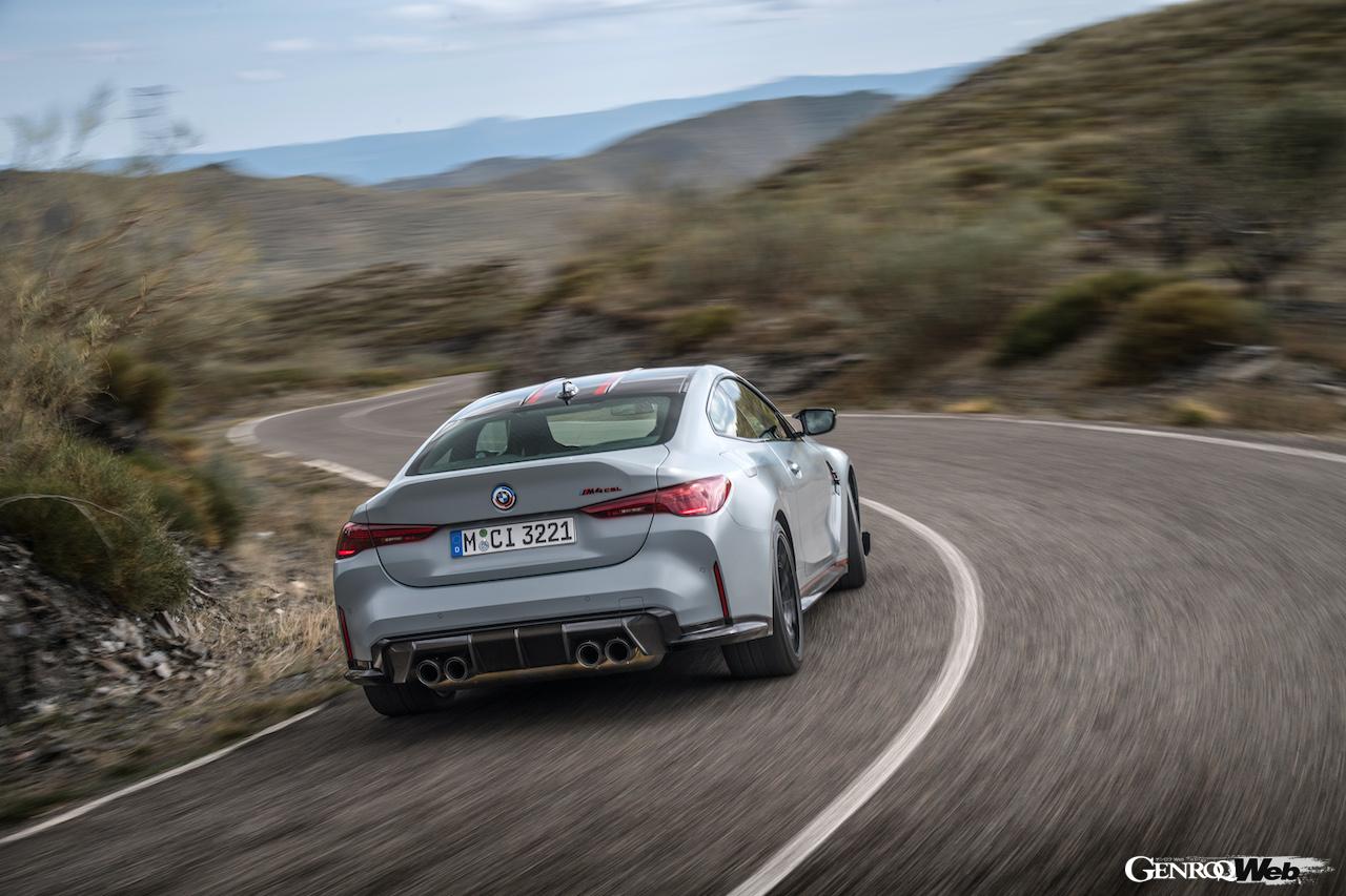 BMW M社50周年記念モデルとしてデビューした「M4 CSL」の走行シーン。