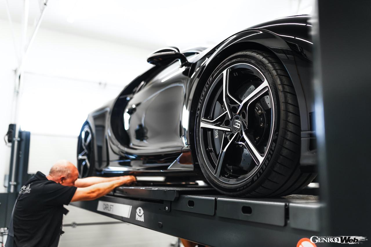 生産開始後も、シャシーダイナモを使って様々なテストを行うブガッティ シロン スーパースポーツ。