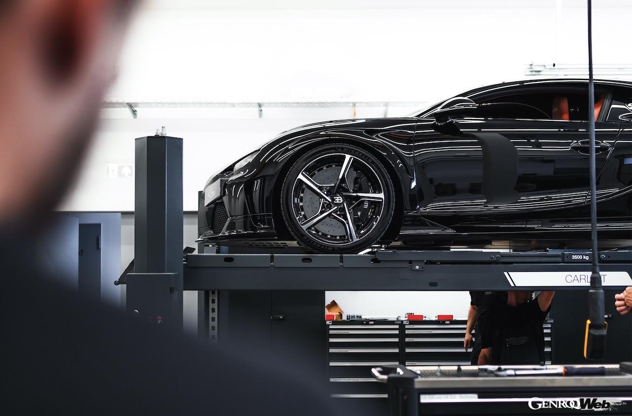 生産開始後も、シャシーダイナモを使って様々なテストを行うブガッティ シロン スーパースポーツ。