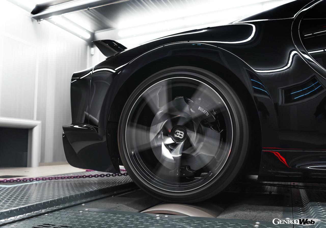 生産開始後も、シャシーダイナモを使って様々なテストを行うブガッティ シロン スーパースポーツ。