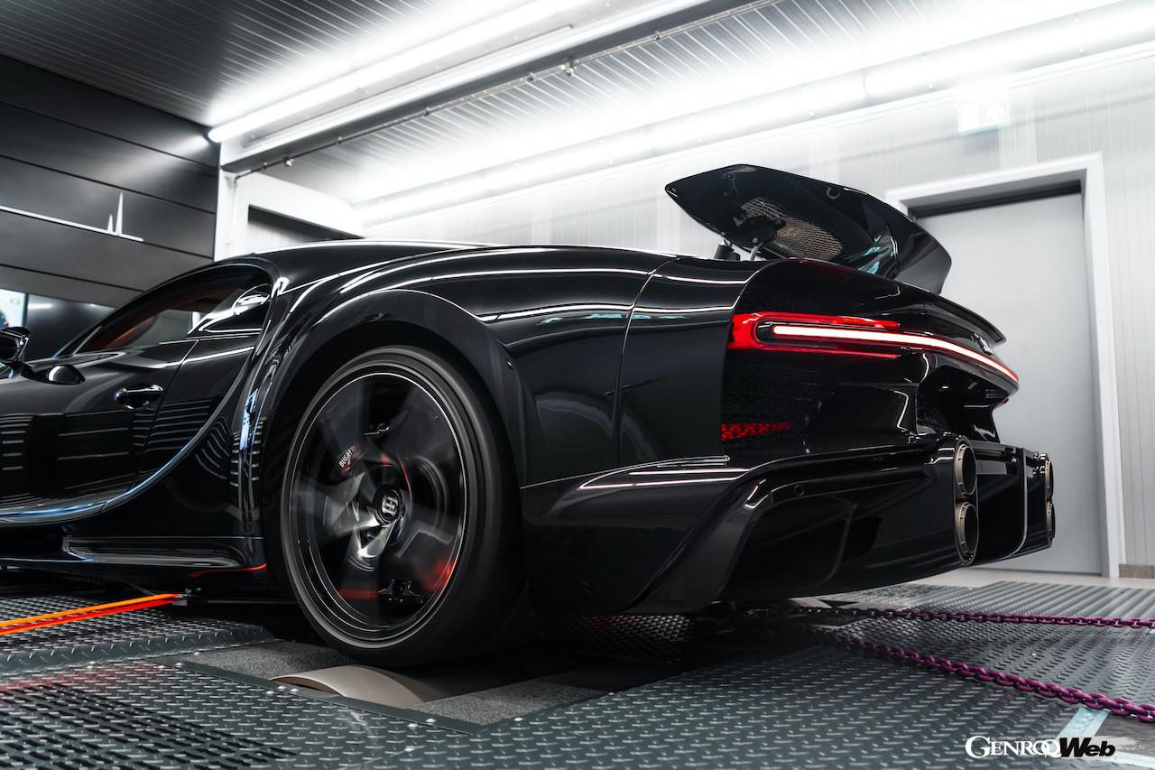 生産開始後も、シャシーダイナモを使って様々なテストを行うブガッティ シロン スーパースポーツ。