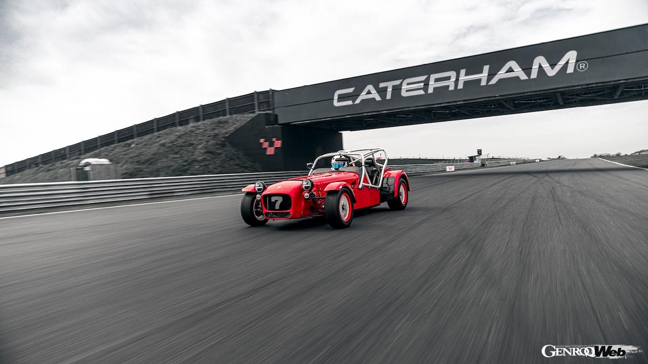 「ケータハム セブン 420 CUP」の走行シーン。