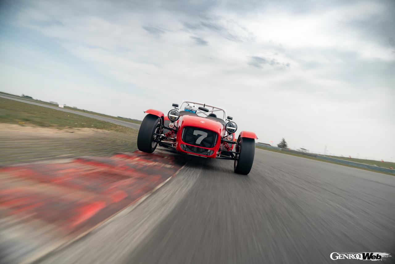 「ケータハム セブン 420 CUP」の走行シーン。