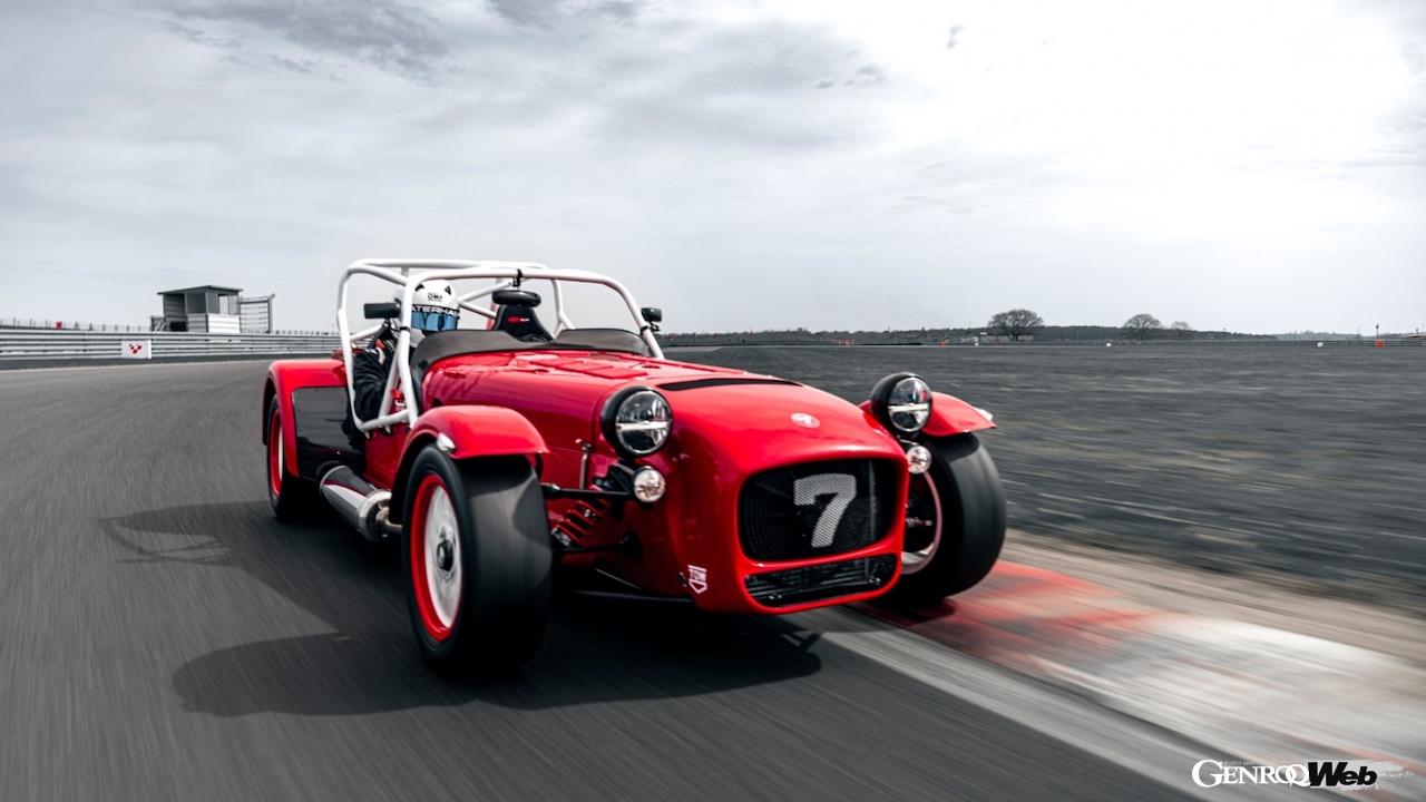 「ケータハム セブン 420 CUP」の走行シーン。