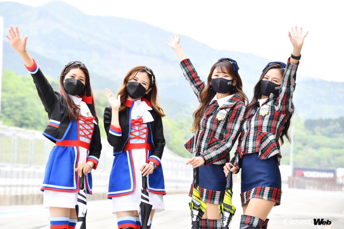 BMW & MINI Racingを盛り立てるアンバサダーガール