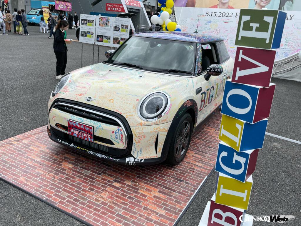 3月から全国を巡回したサインカー。MINIファンから様々なメッセージが寄せられた。