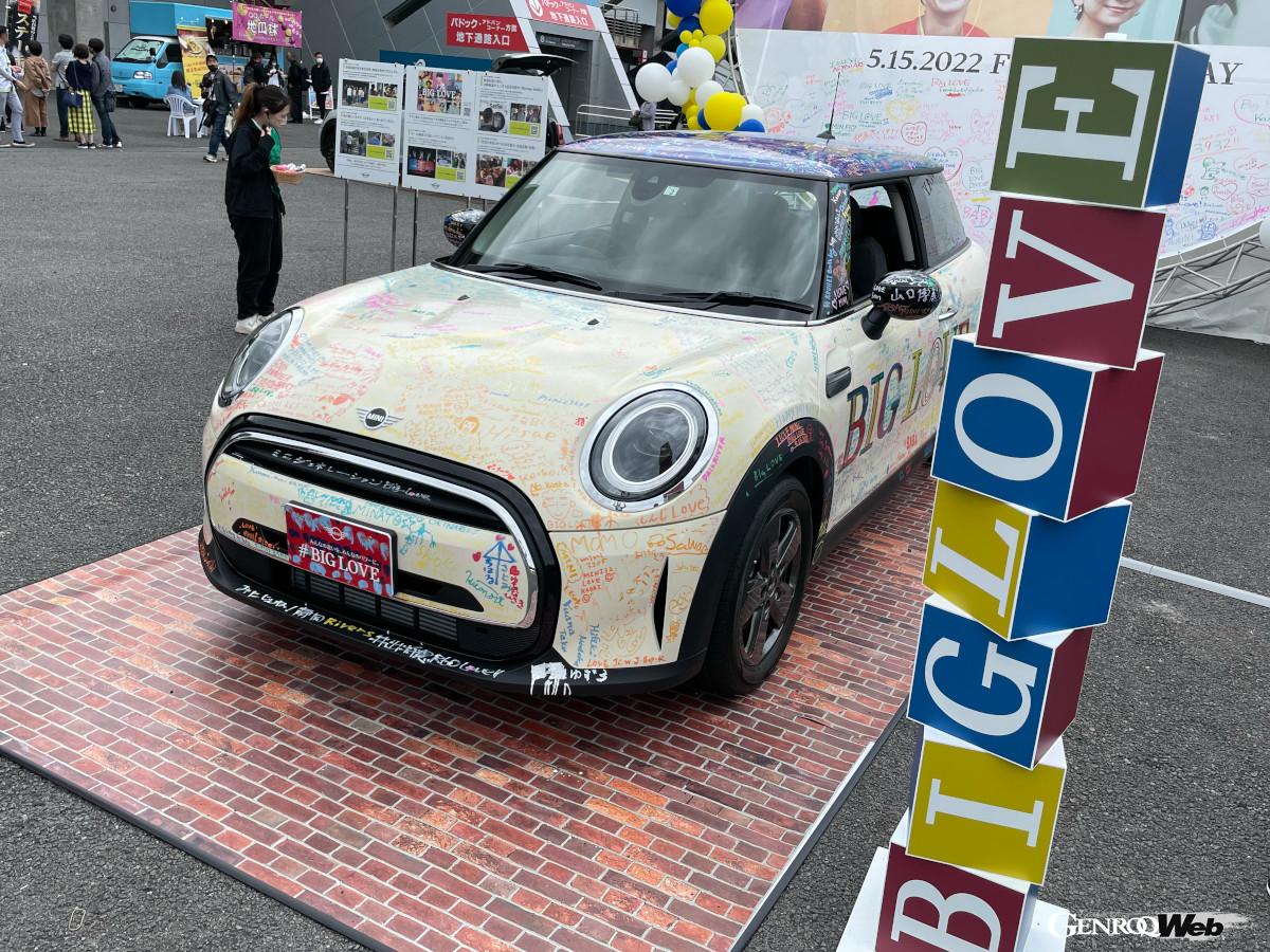 3月から全国を巡回したサインカー。MINIファンから様々なメッセージが寄せられた。