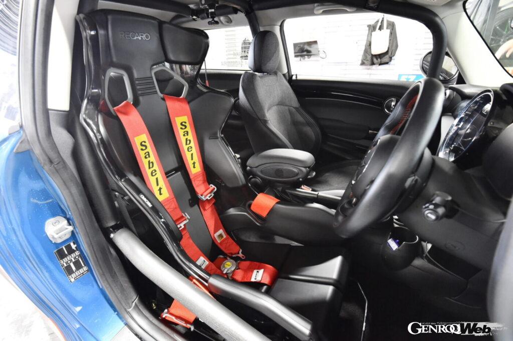 CSPクラスのインテリア。運転席はバケットシートでロールケージが張り巡らされる。