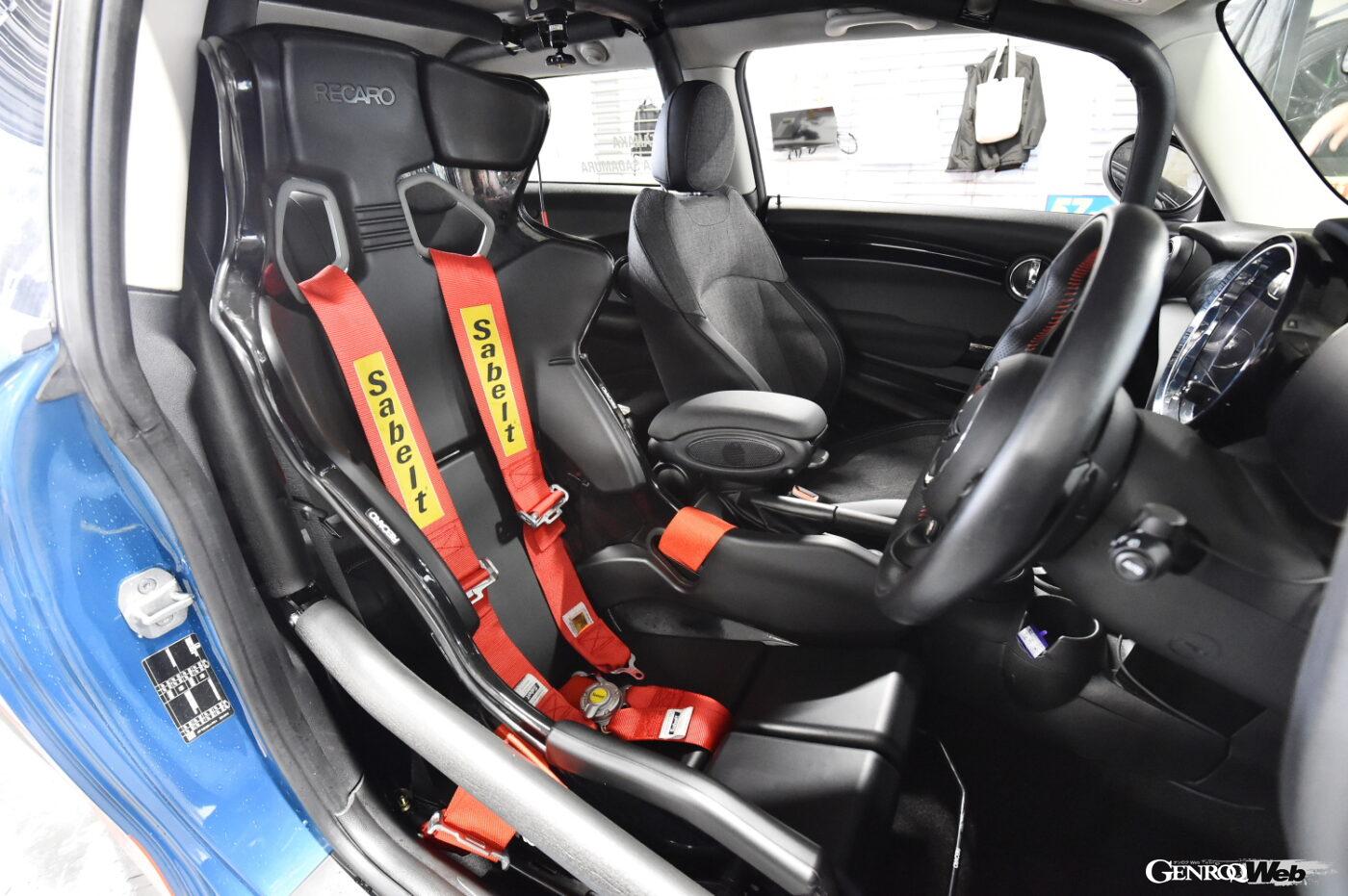 CPSクラスのインテリア。運転席はバケットシートでロールケージが張り巡らされる。