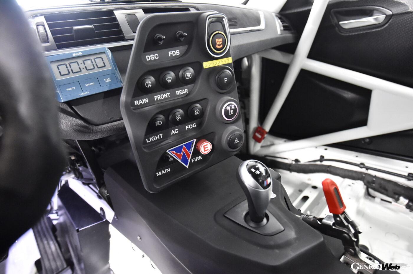 M2 CS Racingのインパネ。