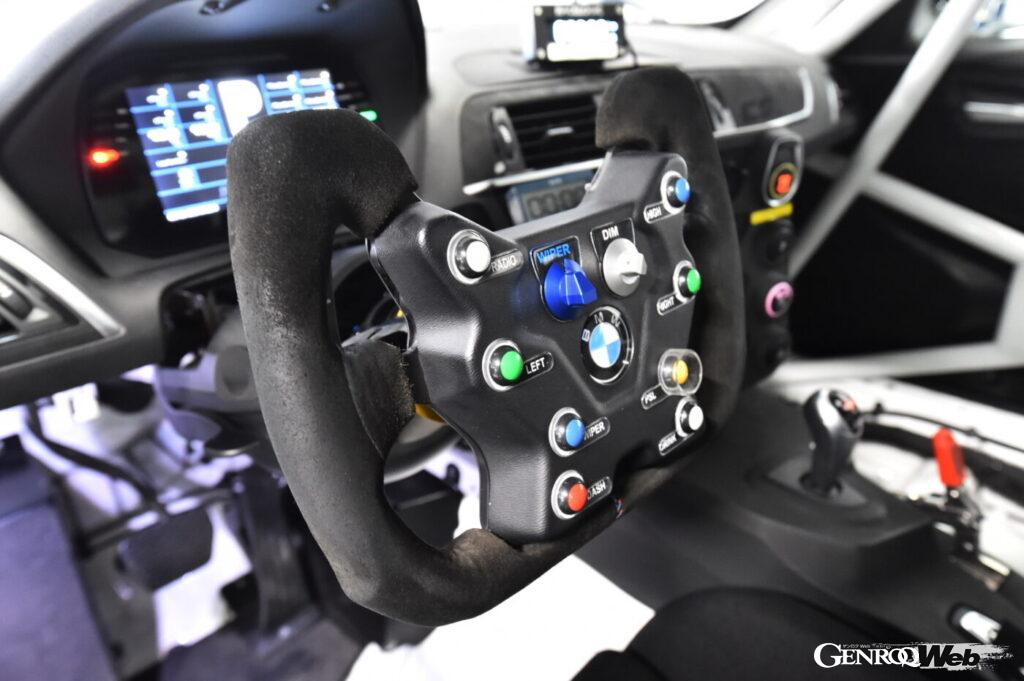 M2 CS Racingのステアリング。