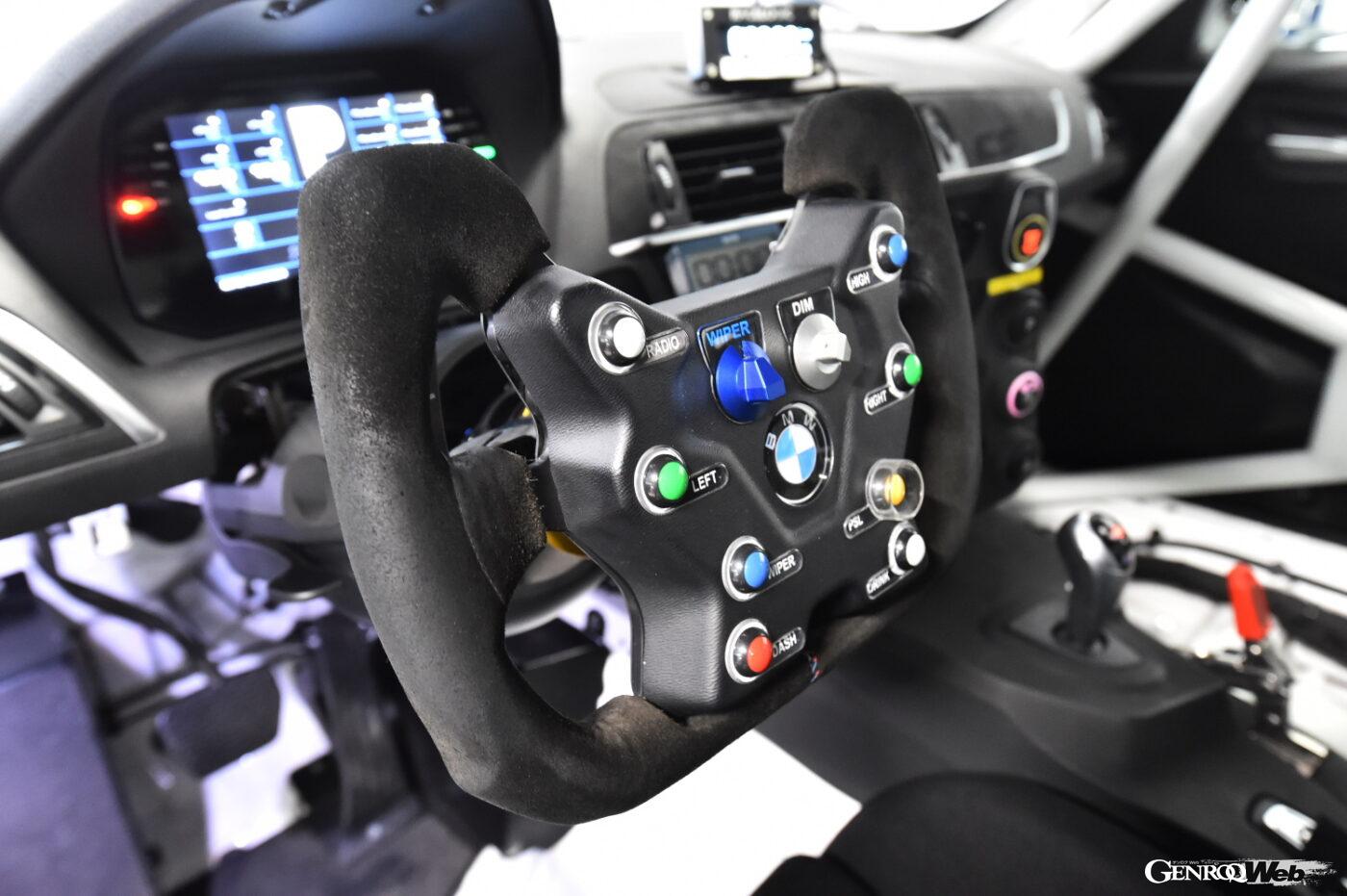 M2 CS Racingのステアリング。